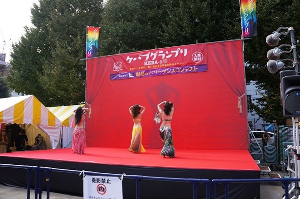 鮮やかな衣装を着たダンサーたちのベリーダンスが会場を盛り上げる