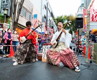 歴史ある街・神楽坂のまつりで伝統芸能を鑑賞！
