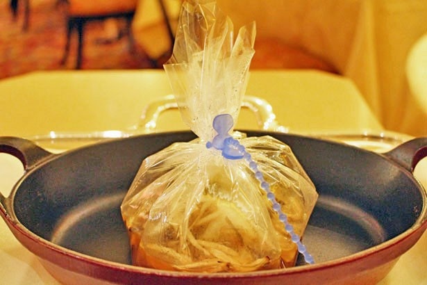 鬼カサゴや松茸をフィルムで包んで熱し、蒸気で膨らませた状態で提供される