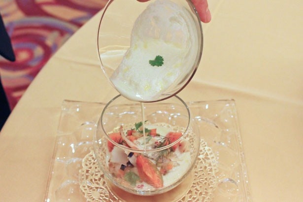 別添えのホワイトガスパチョを注いでいただく