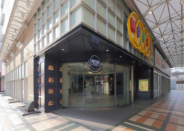 【写真を見る】本格的なグルメバーガーが味わえる「MOTION DINER KYOTO(モーションダイナーキョウト)」