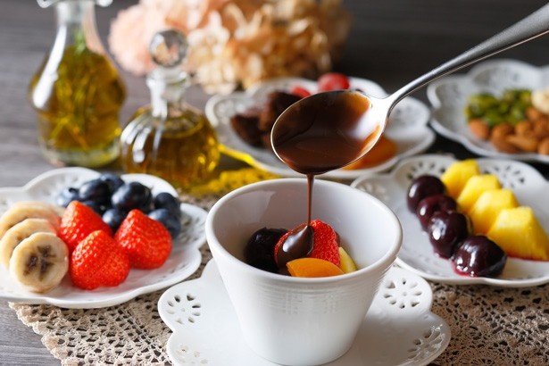 ココナッツオイルやアボガドオイルを合わせた「オイルショコラフォンデュ」はチョコレートの風味を活かしつつ体に優しいデザートを提案