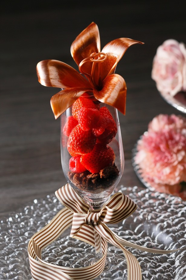 毎日1名にのみ飴細工のユリの花が盛りつけられた「フルール ド ショコラ」がサプライズプレゼントされる