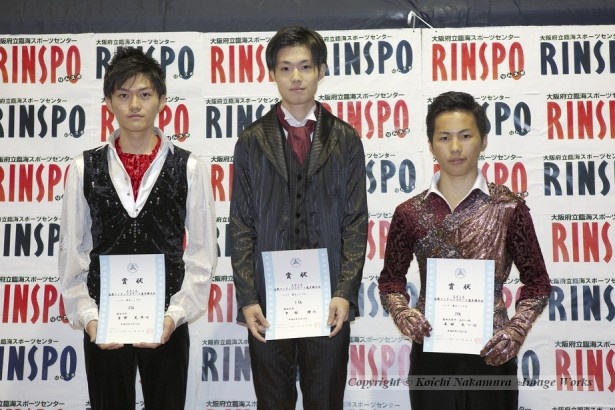 シニア男子の表彰式。1位、中村優（中央）、2位、吉野晃平（左）、3位、本田太一（右）