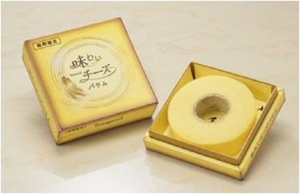 【写真を見る】10月1日(土)から期間限定で発売されている石屋製菓の「味わいチーズバウム　TSUMUGI」