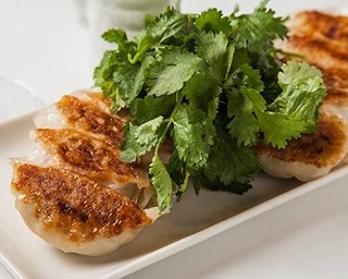 バグースで味わうボジョレーと餃子のマリア―ジュ