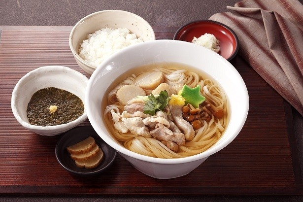 【写真を見る】「小田急限定『眞壁屋』比内地鶏と山内いものこの稲庭うどんセット」(1600円)