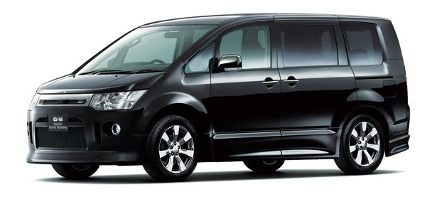 【写真を見る】ROADEST ROYAL TOURING（401万2200円～429万8400円）