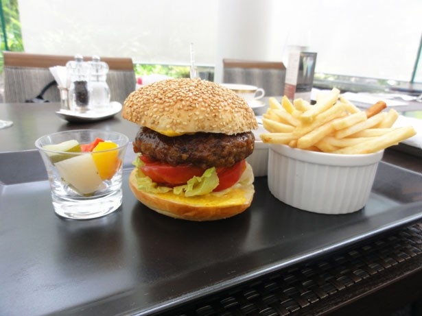 ハンバーグステーキをまるごとはさんだ「オリジナル黒毛和牛ハンバーガー」(2,500円/税・サ込)