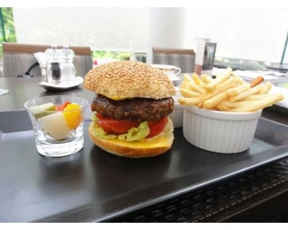 上質な味わい！ウェスティン大阪の高級ハンバーガー
