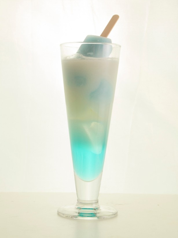 ソーダアイスを溶かして飲む楽しいノンアルコールカクテル「甘酒×ラムネ味」(税抜300円)