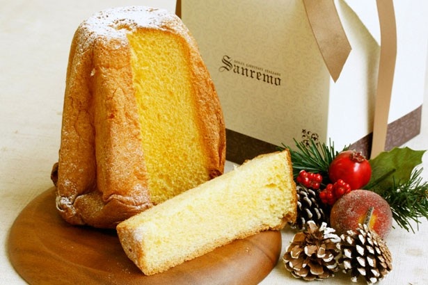 「クリスマスパンドーロ」(1296円)もイタリアではおなじみの発酵菓子。ふんわりやわらかな生地に、粉糖をかけて召し上がれ