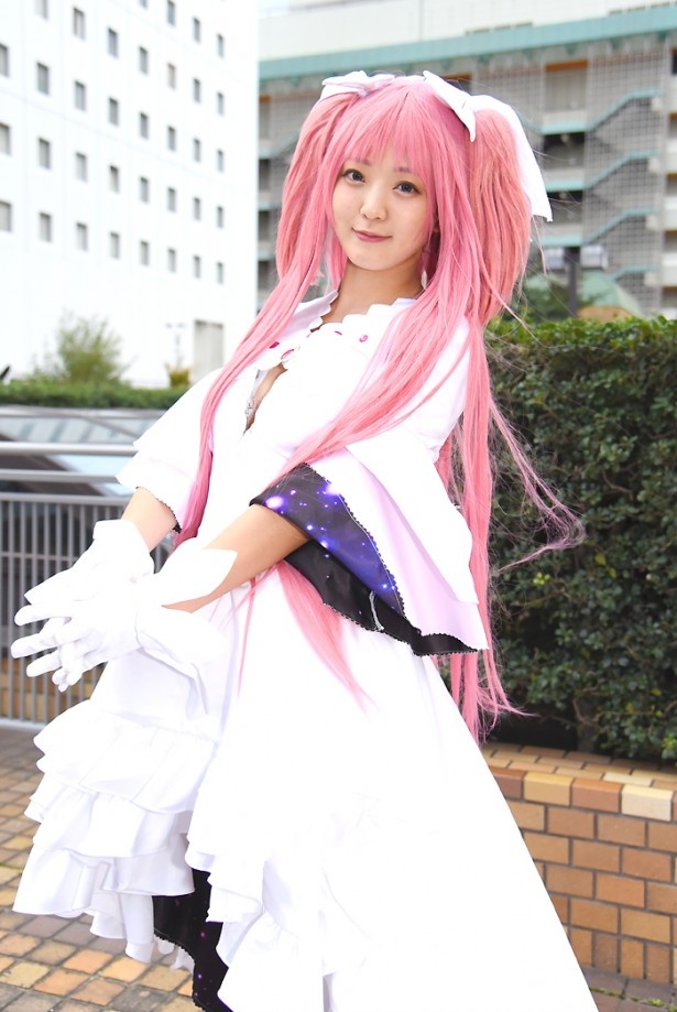 「魔法少女まどか☆マギカ」の鹿目まどかに扮する新名あきさん
