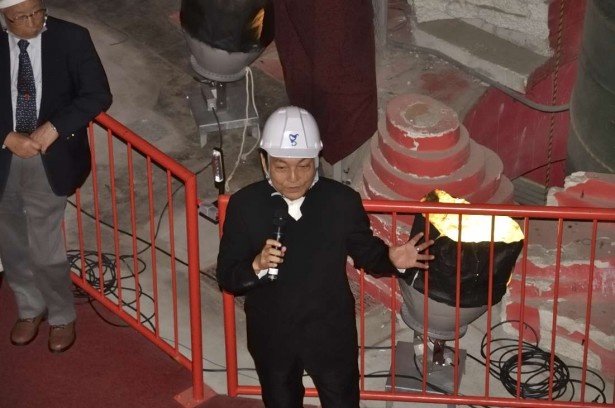 太陽の塔について熱く語る平野暁臣岡本太郎記念館館長