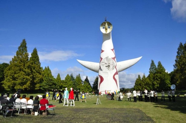 ｢太陽の塔内部再生｣事業始動イベントでは、関西大学のチアリーディングと応援団、吹奏楽団の演技も