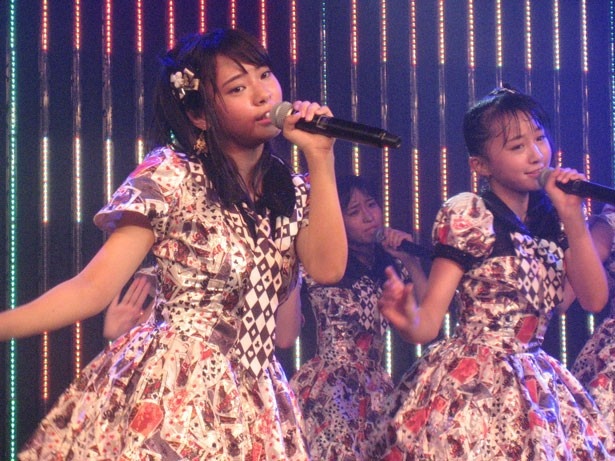 『僕はいない』を歌う山田寿々(左)・山本彩加(右)