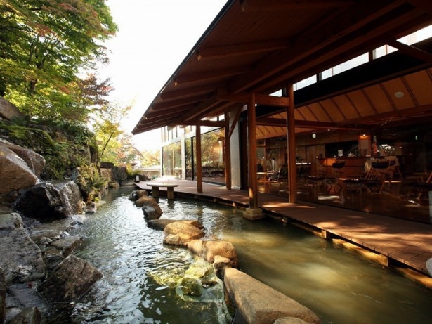 「伊香保温泉　ホテル小暮」の足湯スペース。庭園に面しており開放的な気分に