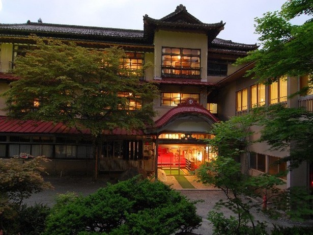 「花巻温泉郷　藤三旅館」の趣ある建物。木造3階建て・総けやきづくりの本館は、歴史の風格を感じる