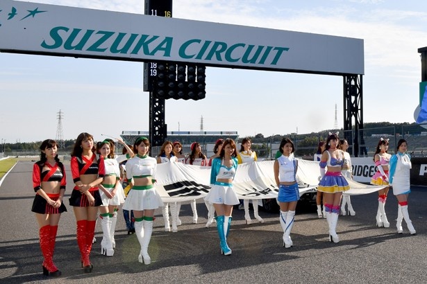 レース開始前、レースクイーンによるグリッドパレード