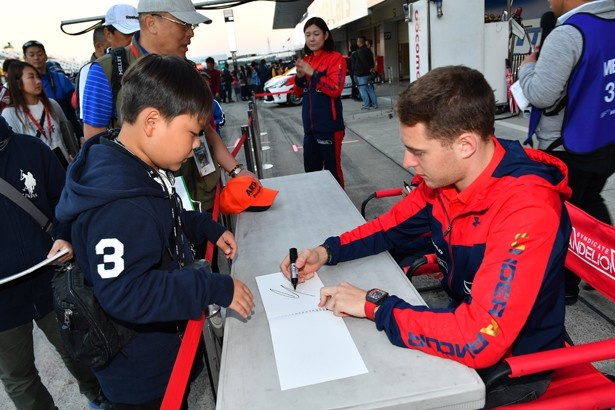 【写真を見る】サインに応える、来年F1チーム「マクラーレン・ホンダ」に移籍するストフェル・バンドーン