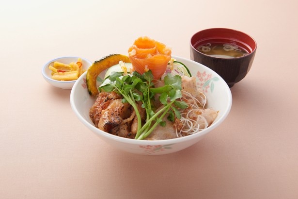 上河内サービスエリア（上り線）が提供する「うんめぇ～！笑顔の絆丼」(980円)