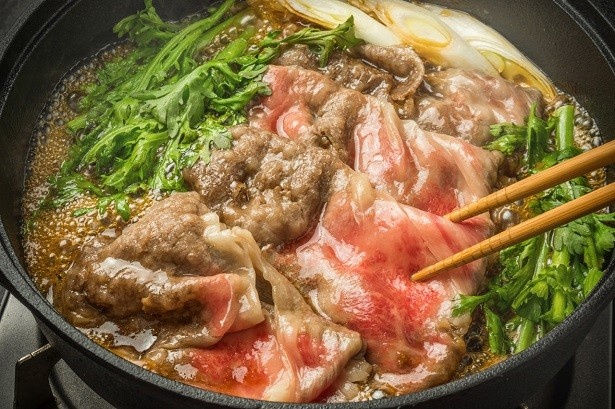 【写真を見る】100パーセント神戸ビーフを使用した「神戸牛しゃぶしゃぶ」と「神戸牛すきやき」