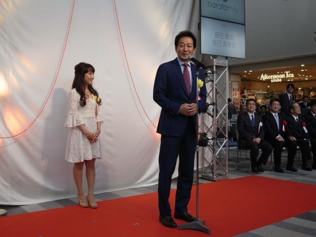 リニューアルのお祝いに駆け付けた奈良市観光大使で俳優の辰巳琢郎さんと真理恵さん