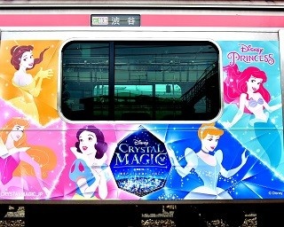 ディズニーのクリスマスラッピング車両が東急線でスタート！