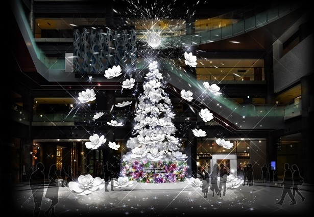 永遠の花がテーマの真っ白い花からなるメインクリスマスツリー