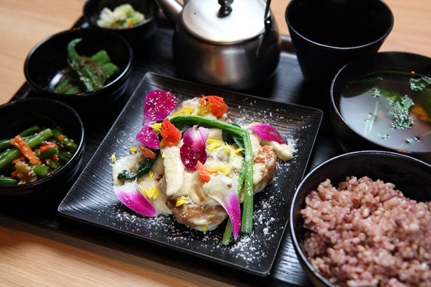 うめきた広場B1Fにあるカフェ、24/7cafe apartmentの｢若鶏のきのこ味噌クリーム煮｣(1706円)
