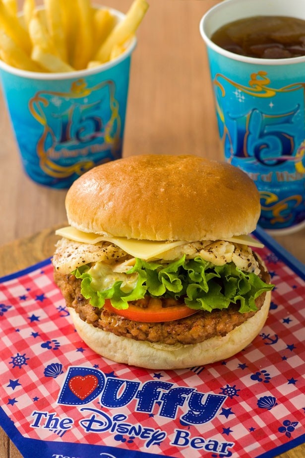 食事のみの「スペシャルセット」(990円)もあり。ブラックペッパーチキン＆ビーフパティバーガーとフレンチフライポテト、ソフトドリンクの組み合わせ