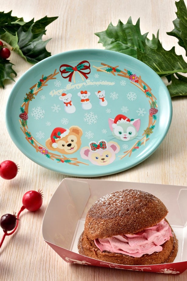 「ラズベリークリームのパフケーキ、スーベニアプレート付き」(880円)。スーベニアプレートは、リースのようなデザインが印象的