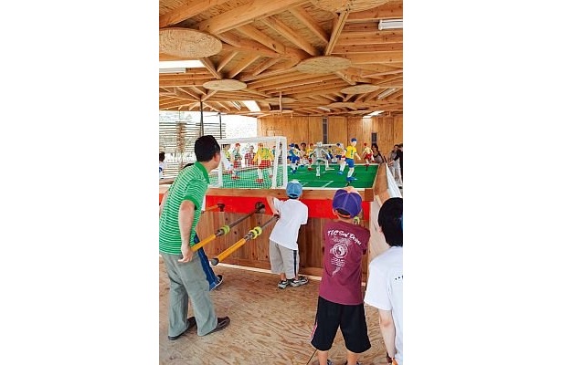 中之島公園会場「ワークショップ・AC-中之島」。レバーを押したり引いたり、巨大なサッカーゲームができる