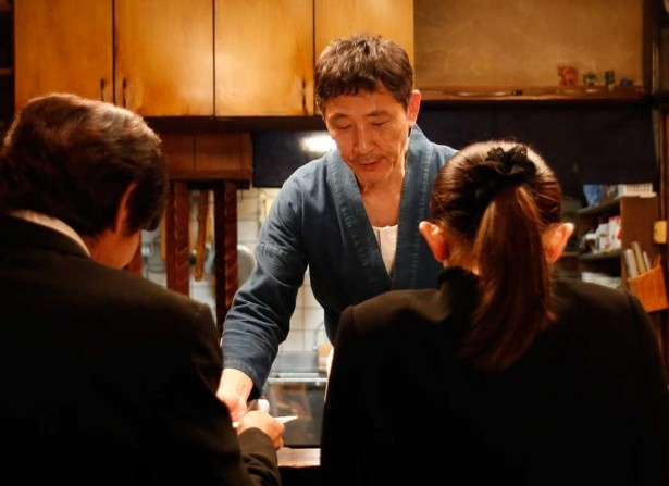 繁華街の路地裏にひっそりたたずむめしや。深夜0時から朝7時までやっているので、人は「深夜食堂」と呼ぶ