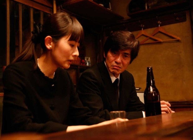 ストレスがたまると喪服を着て歩くという編集者の範子（河井青葉）は、石田（佐藤浩市）と名乗る男と作家の通夜で知り合い、深夜食堂を訪れた