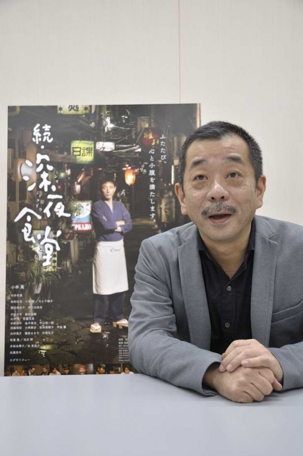 「小津の目線はこんな感じなんだよな」といいながら、撮影に応える松岡監督