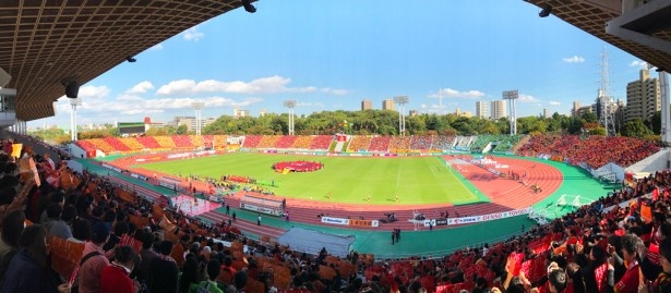 試合前、チームカラー・赤と黄のコレオグラフィが満員のパロマ瑞穂スタジアムを彩った