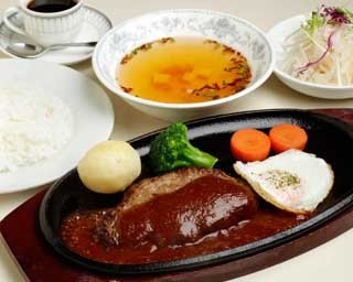 何十年と通う常連もいます。札幌のノスタルジックな洋食店で、このメニューを食べなきゃ！