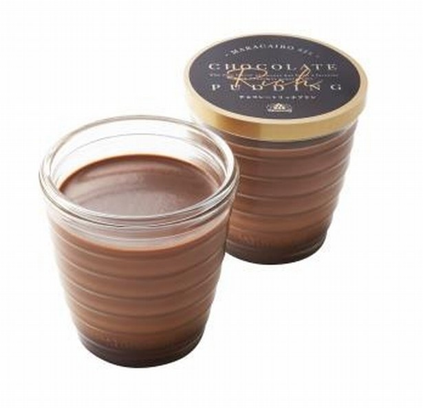 【写真を見る】「チョコレートリッチプリン」(378円)は世界一のチョコレートを使い、ガナッシュ製法で実現したなめらかな舌触りとコニャックが芳醇に香るソースの贅沢な1品