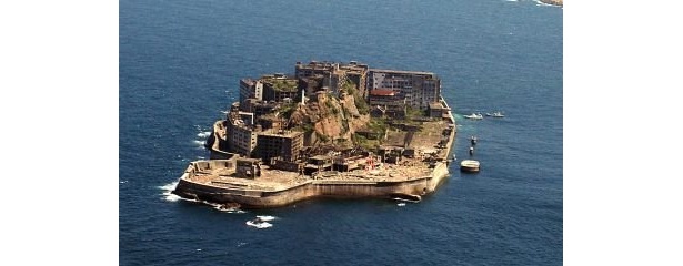 コンクリートで覆われた島の様が軍艦「土佐」に似ていることから「軍艦島」と呼ばれるようになったそう。南北約480m、東西約160m、周囲約1200m