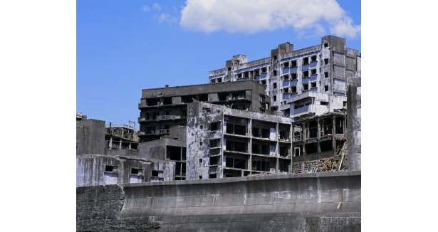 船から見た軍艦島のようす