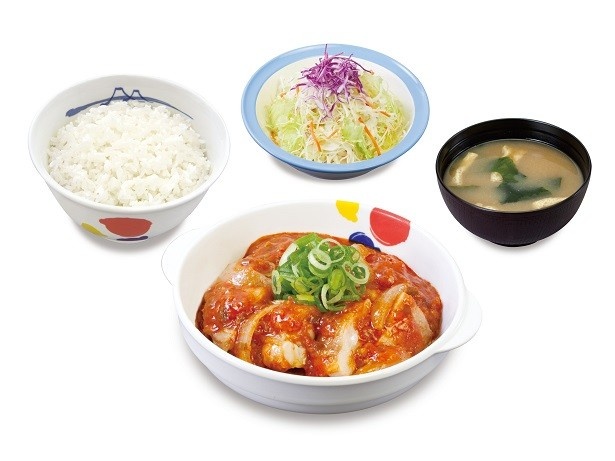 【写真を見る】発売中の「鶏のチリソース定食」(630円)