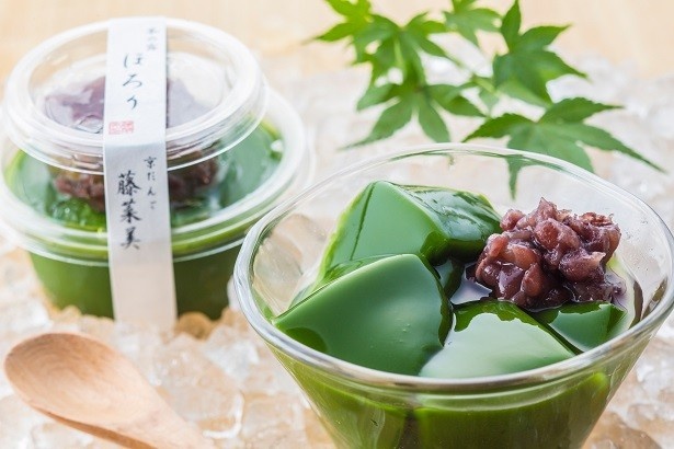 【写真を見る】口に入れると液体になる抹茶寒天である「茶の露　ほろり」(350円)