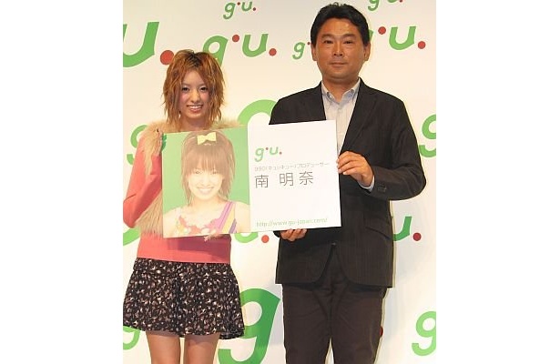 今回“キュッキュー（990）プロデューサー”に就任した南明奈さんも登場。彼女も中嶋社長（右）も全身、ジーユーコーディネート