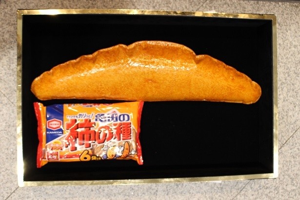 【写真を見る】発売50周年を記念して製作されたギネス世界記録の長さ55.4cmの柿の種