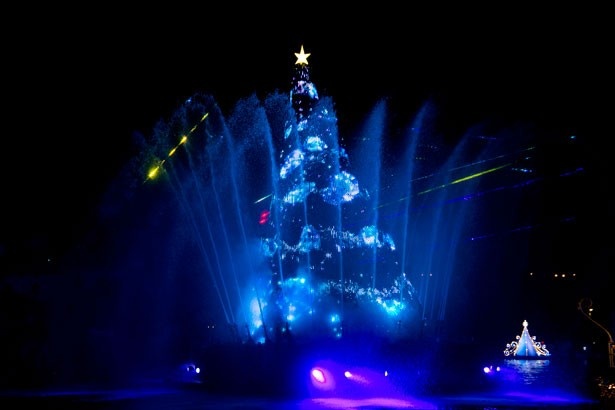 ショーの終盤、クリスマスツリーはミッキーマウスの「ウィッシュ・クリスタル」をイメージしたデザインに変化