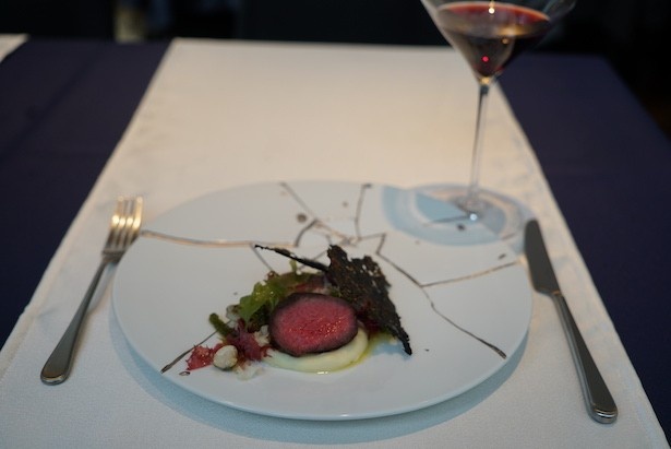 【写真を見る】門崎「格之進」ブランドの熟成肉
