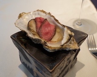 牛肉と海の幸がコラボ！「牡蠣肉」を味わえる話題の新店