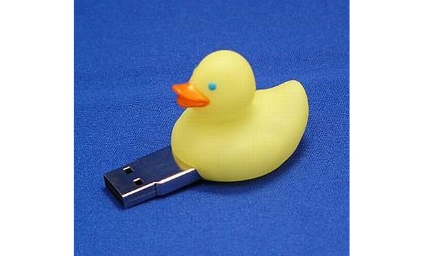 こちらもヒット商品となった「あひる型USBメモリー i-Duck（アイダック）」（4980円）
