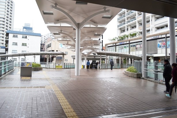 「京急蒲田駅」西口のデッキ。JR蒲田駅へはここから約800m
